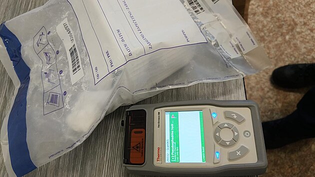 Peníze, které kriminalisté našli při domovních prohlídkách u výrobců pervitinu. (19. ledna 2025)