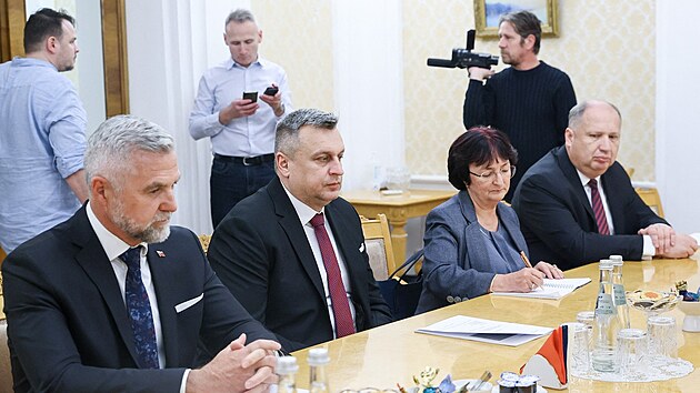 Místopředsedové slovenského parlamentu Tibor Gašpar (vlevo) a Andrej Danko věří, že Rusko bude Slovákům pomáhat. (14. ledna 2025)