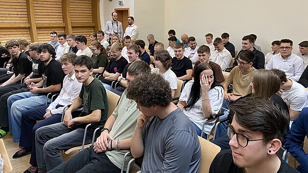 Druhým dnem pokračuje návštěva prezidenta Petra Pavla s manželkou na jihu Čech. V 10 hodin zahájil debatu se studenty v Třeboni. (15. ledna 2025)