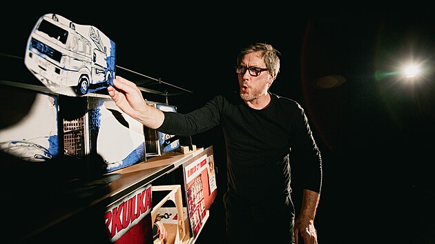 Stanislav Gerstner a Pavel Socha vystupují na jevišti v netradiční „komiksové“ pohádce Karkulka zasahuje.