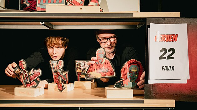 Stanislav Gerstner a Pavel Socha vystupují na jevišti v netradiční „komiksové“ pohádce Karkulka zasahuje.