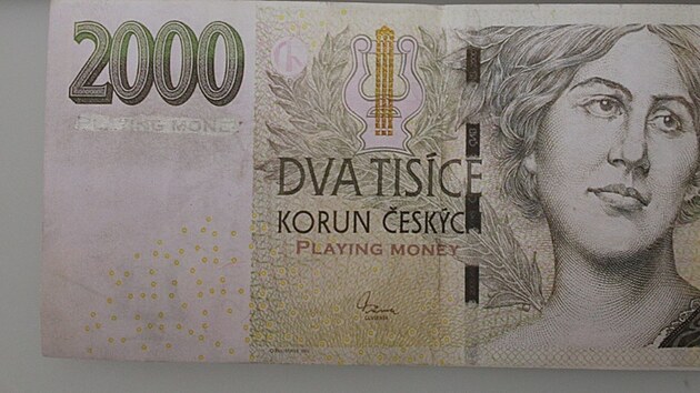 Falešné bankovky nalezené při domovních prohlídkách i ve vozidlech zadržených mužů.