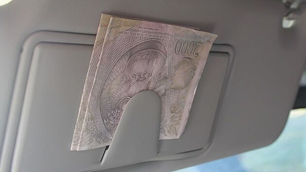 Falešné bankovky nalezené při domovních prohlídkách i ve vozidlech zadržených mužů.