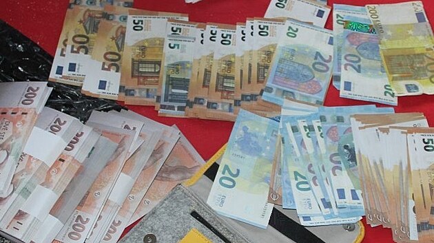 Falešné bankovky nalezené při domovních prohlídkách i ve vozidlech zadržených mužů.