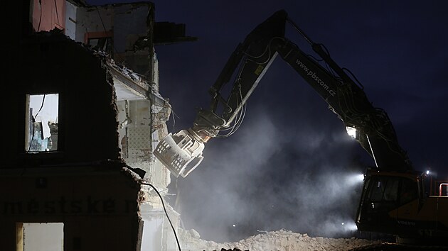 Demoliční stroj během několika dnů proměnil historickou nádražní budovu v hromadu sutin. Snímek z večerního bourání je z 13. ledna, ve středu už z budovy z roku 1870 zbývalo jenom pouhé torzo v podobě západní stěny se štítem.