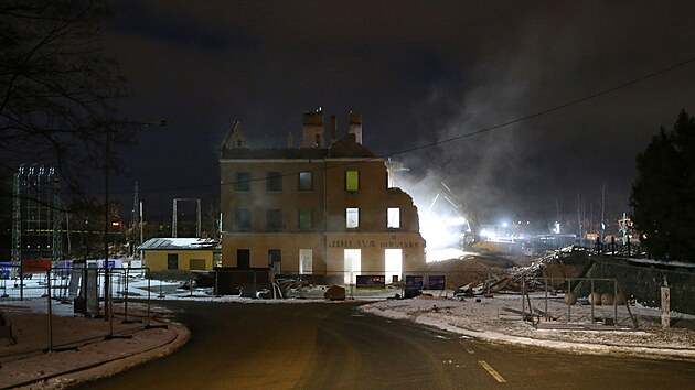 Demoliční stroj během několika dnů proměnil historickou nádražní budovu v hromadu sutin. Snímek z večerního bourání je z 13. ledna, ve středu už z budovy z roku 1870 zbývalo jenom pouhé torzo v podobě západní stěny se štítem.