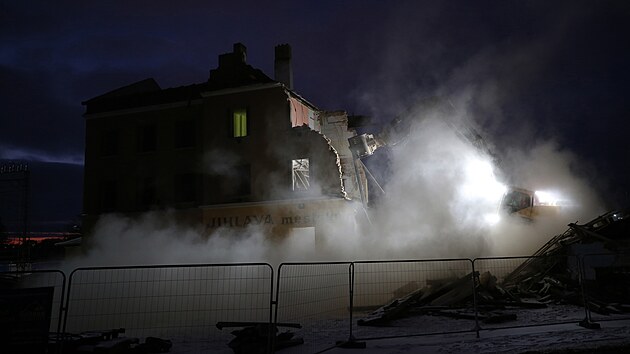 Demoliční stroj během několika dnů proměnil historickou nádražní budovu v hromadu sutin. Snímek z večerního bourání je z 13. ledna, ve středu už z budovy z roku 1870 zbývalo jenom pouhé torzo v podobě západní stěny se štítem.