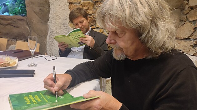 V knížce, kterou napsal a ilustroval Pavel Bezděčka, je 15 pohádek o konkrétních druzích zvířat chovaných v jihlavské zoo. K dostání je na e-shopu zoo nebo v informačních centrech.