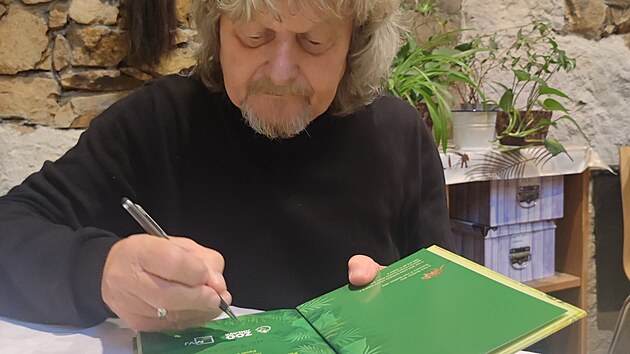 V knížce, kterou napsal a ilustroval Pavel Bezděčka, je 15 pohádek o konkrétních druzích zvířat chovaných v jihlavské zoo. K dostání je na e-shopu zoo nebo v informačních centrech.