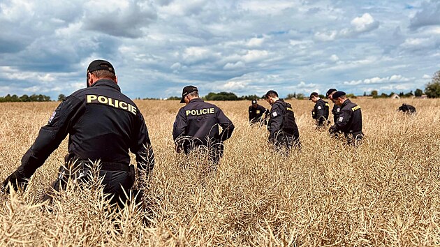 Policisté po letní střelbě u benzinky pátrali po útočníkovi i ukryté zbrani. (1. července 2024)