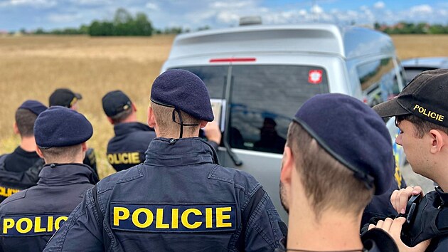 Policisté po letní střelbě u benzinky pátrali po útočníkovi i ukryté zbrani. (1. července 2024)