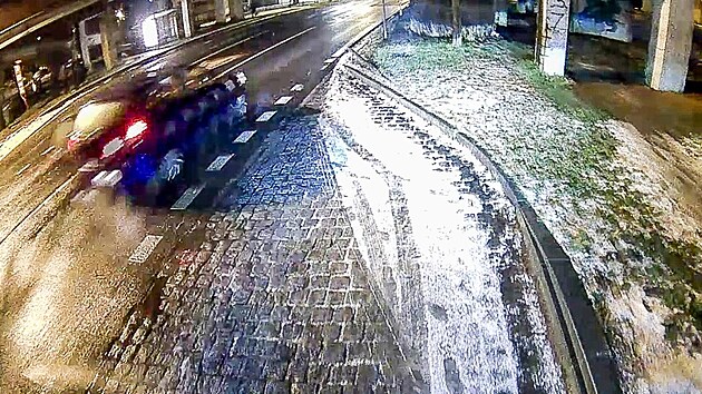 Ústečtí policisté pátrají po řidiči, který na přechodu pro chodce srazil strážnici a z místa ujel