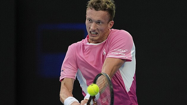 Jiří Lehečka hraje bekhend v osmifinále Australian Open.
