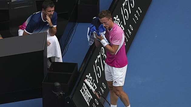 Jiří Lehečka poslouchá rady od trenéra Michala Navrátila v osmifinále Australian Open.