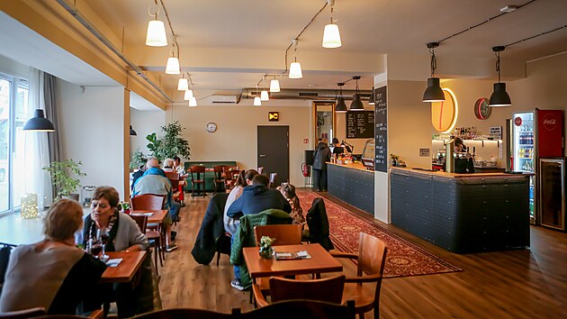 Ke kinu patří i kavárna, kde si před promítáním dáte něco dobrého či si jen tak popovídáte s přáteli.