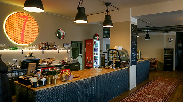 „Doufám, že tedy budou lidé říkat, že jdou do Sedmičky,“ přeje si provozovatel kina i tamní kavárny Jan Turinský.