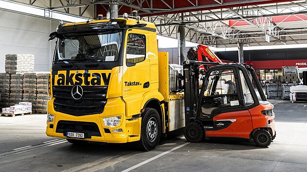 Vůz Takstav.cz ve skladu.