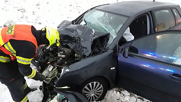 Řidič osobního auta se u Horní Loděnice při předjíždění v husté mlze srazil s protijedoucím nákladním vozem.