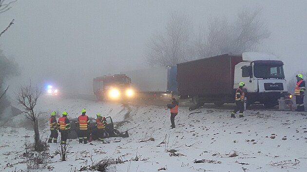 Řidič osobního auta se u Horní Loděnice při předjíždění v husté mlze srazil s protijedoucím nákladním vozem.