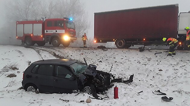 Řidič osobního auta se u Horní Loděnice při předjíždění v husté mlze srazil s protijedoucím nákladním vozem.