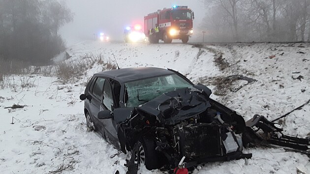 Řidič osobního auta se u Horní Loděnice při předjíždění v husté mlze srazil s protijedoucím nákladním vozem.