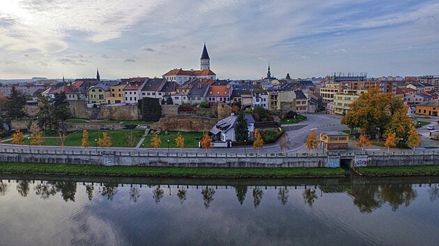 Pohled na centrum Přerova a zbytky městských hradeb od řeky Bečvy. Pohled na centrum Přerova a zbytky městských hradeb od řeky Bečvy.