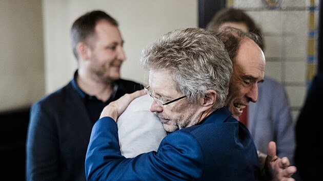 Zdeněk Papoušek uspěl v doplňovacích senátních volbách v Brně. Mezi gratulanty byl i předseda Senátu Miloš Vystrčil. (18. ledna 2025)