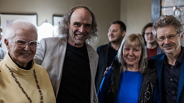 Zdeněk Papoušek uspěl v doplňovacích senátních volbách v Brně. Mezi gratulanty byl i předseda Senátu Miloš Vystrčil. (18. ledna 2025)