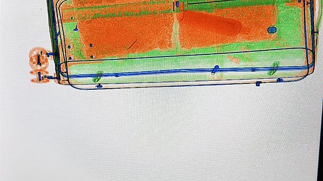 Rentgen zavazadla obsahující látku na ředění heroinu, který kurýři pašovali do Česka.