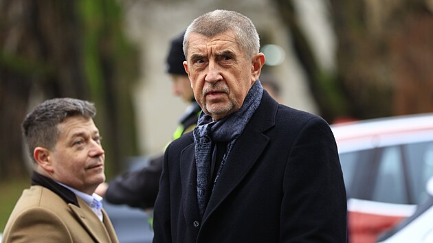 Patrik Nacher a Andrej Babiš před rozloučením s Milanem Ferancem. (17. ledna 2024)