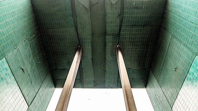 Podloubí magistrátu chrání sítě, aby dlaždice nepadaly dolů. (21. listopadu 2024)