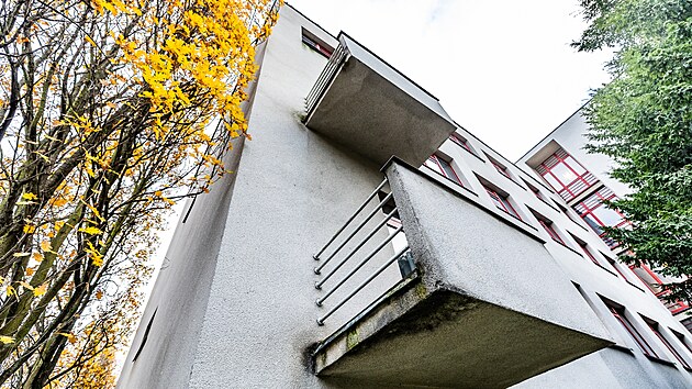 Budova hradeckého magistrátu je z roku 1936, poslední velká oprava byla v roce 1999. Závady jsou už leckde vidět.