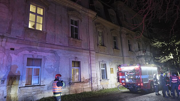 V Malesicích u Plzně hořela ráno ubytovna. Záchranáři ošetřili 33 lidí, čtyři z nich odvezli do nemocnice. (17. ledna 2025)