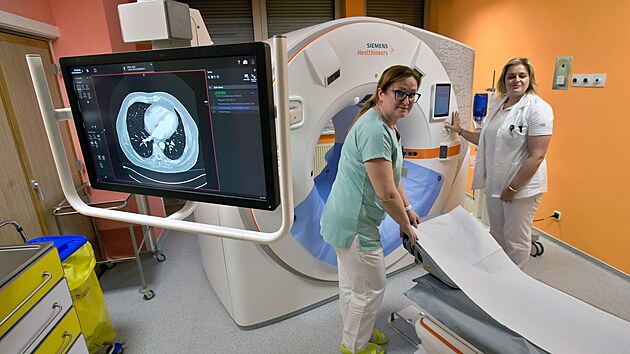 Fakultní nemocnice v Plzni získala do běžného provozu tři inovativní počítačové tomografy, takzvané photon-counting CT přístroje. Vlastní je jako jediná v zemi. Pacienta zatěžují menší dávkou záření, přitom poskytují obraz s větším rozlišením. (16. ledna 2025)