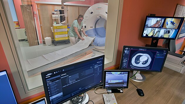 Fakultní nemocnice v Plzni získala do běžného provozu tři inovativní počítačové tomografy, takzvané photon-counting CT přístroje. Vlastní je jako jediná v zemi. Pacienta zatěžují menší dávkou záření, přitom poskytují obraz s větším rozlišením. (16. ledna 2025)