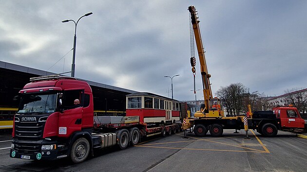 Vlečný vůz Krasin je technicky zajímavý. Je vybaven svařovaným rámem místo obvyklého nýtovaného. Do Plzně ho přivezli 30. prosince. (30. prosince 2024)