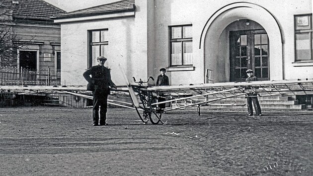 Létající stroj konstruktéra Josefa Kábeleho (vlevo). Snímek zřejmě z roku 1936.
