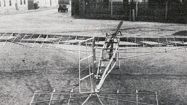 Létající stroj konstruktéra Josefa Kábeleho. Snímek zřejmě pochází z druhé poloviny 30. let 20. století.