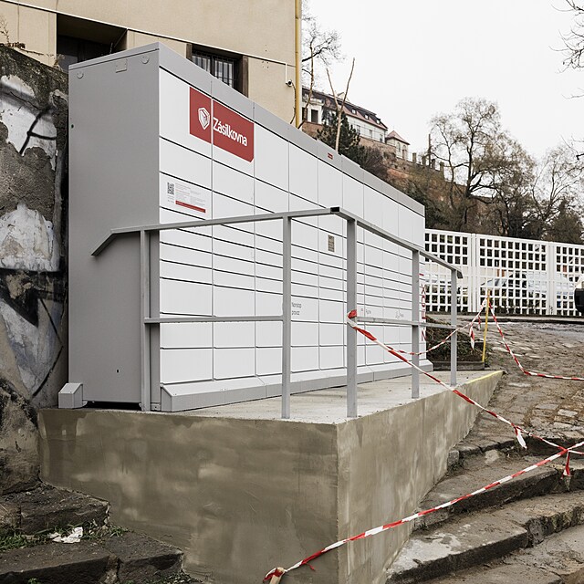 Po kritice však byl odinstalován a štuk na schodech byl vrácen do původního stavu.