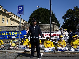 Stoupenci Falun Gong 25 hodin protestovali před čínskou ambasádou a vyzývali k... Stoupenci Falun Gong 25 hodin protestovali před čínskou ambasádou a vyzývali k...