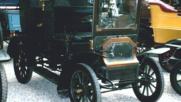 Automobil zn. Velox z roku 1907 v expozici Národního technického muzea v Praze. Druhý exemplář se právě restauruje.