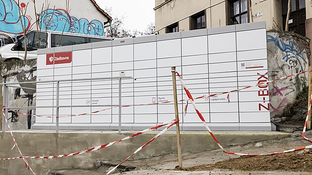 Betonový základ pro nový výdejní box vznikl uprostřed starých schodů.