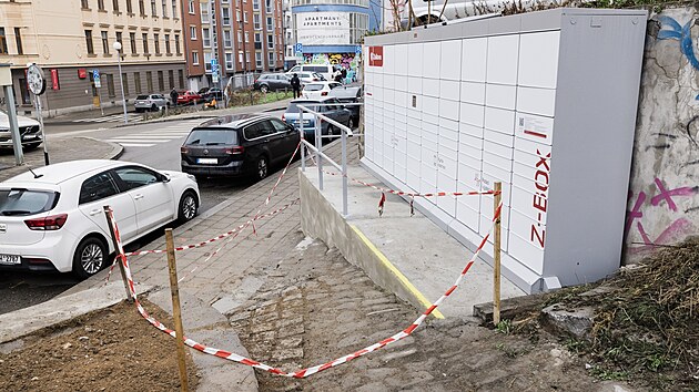 Betonový základ pro nový výdejní box vznikl uprostřed starých schodů.