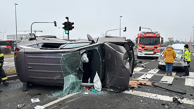 Srážka několika aut zablokovala provoz před obchodním centrem Metropole Zličín v Praze. (21. ledna 2025)