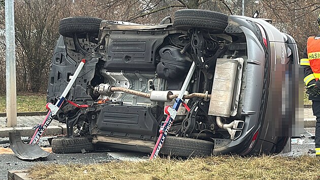 Srážka několika aut zablokovala provoz před obchodním centrem Metropole Zličín v Praze. (21. ledna 2025)