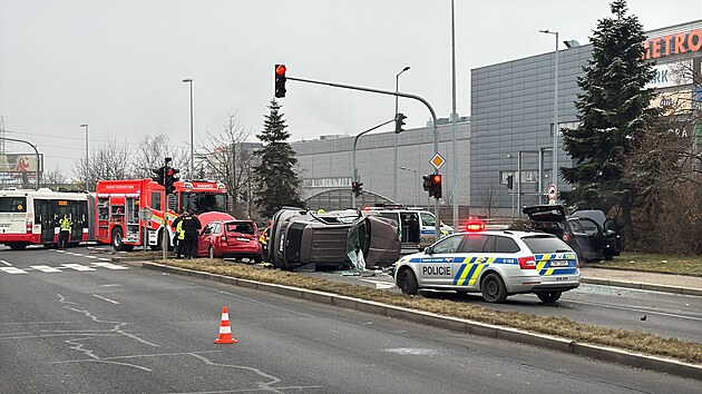 Srážka několika aut zablokovala provoz před obchodním centrem Metropole Zličín v Praze. (21. ledna 2025)