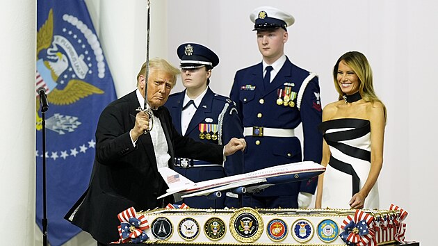 Prezident Donald Trump šavlí rozkrojil dort. (20. ledna 2025)