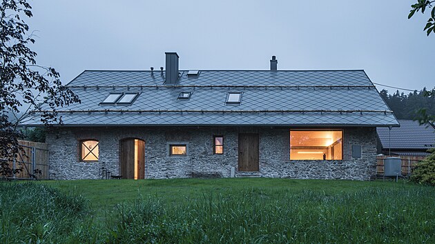 Tvar venkovského stavení zůstal zachovaný. Očištěné a impregnované kamenné zdivo tvoří režnou fasádu, která nahradila žlutou omítku. Rámy oken a dveře jsou z masivního dřeva.