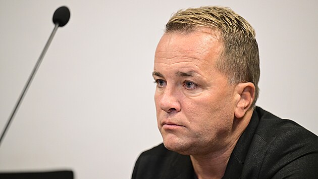 Obžalovaný muž Václav Socher u Městského soudu, který projednává případ fyzického konfliktu mezi cyklistou a řidičkou auta v centru Prahy (23. ledna 2025)