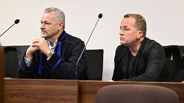 Obžalovaný muž Václav Socher (vpravo) u Městského soudu, který projednává případ fyzického konfliktu mezi cyklistou a řidičkou auta v centru Prahy (23. ledna 2025)